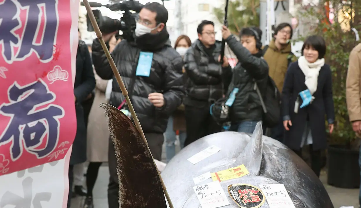 Ikan tuna sirip biru seberat 405 kg dalam lelang tuna di pasar ikan Tsukji, Tokyo, Jepang (5/1). Ikan tuna besar tersebut telah terjual 36,5 juta yen atau sekitar Rp 4,4 miliar dalam lelang awal tahun ini. (Takuya Inaba/Kyodo News via AP)