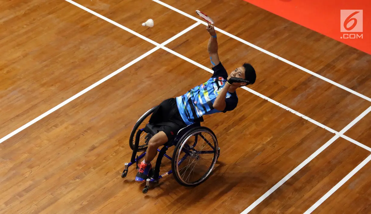 Pebulutangkis Banten, Wiwin Andri mengembalikan kok ke arah Supriyadi (Jateng) pada laga Indonesia Para Games Invitational Tournament 2018 di Istora Senayan, Jakarta, Rabu (27/6). Supriyadi unggul 21-11, 21-18. (Liputan6.com/Helmi Fithriansyah)