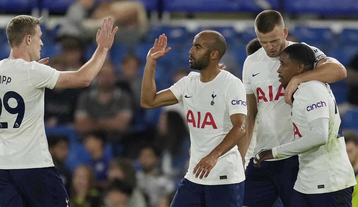 Para pemain Tottenham Hotspur merayakan gol penyeimbang 2-2 ke gawang Chelsea yang dicetak gelandang Steven Bergwijn dalam laga uji coba pramusim 2021/2022 di Stamford Bridge, London, Rabu (4/8/2021). Tottenham bermain imbang 2-2 dengan Chelsea. (Foto: AP/Matt Dunham)