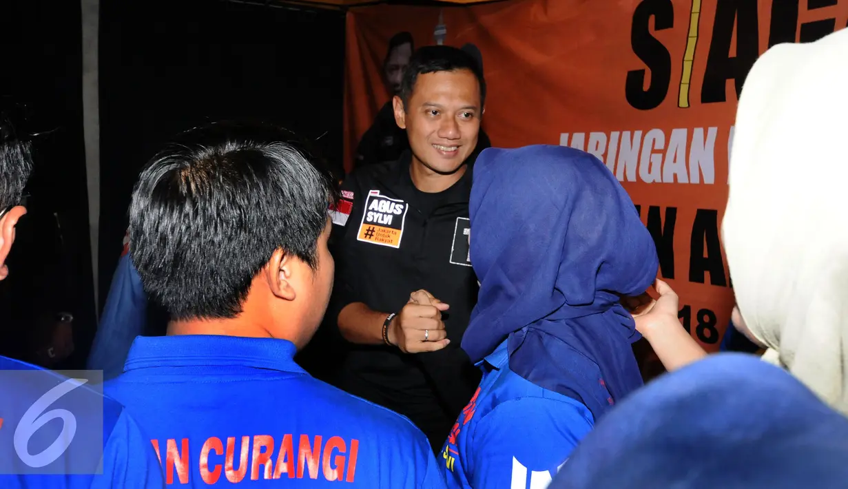 Cagub DKI Jakarta, Agus Harimurti Yudhoyono (tengah) menyapa anggota Jaringan Nusantara jelang menerima simbol siaga di Jakarta, Rabu (18/1). Bersama Jaringan Nusantara, AHY melakukan siaga pemilu bersih anti kecurangan. (Liputan6.com/Helmi Fithriansyah)