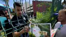 Pemain depan Iran, Mehdi Taremi, memberikan tanda tangan untuk para penggemar di luar Hotel Marriott sebelum berangkat untuk sesi latihan di Tijuana, Meksiko, pada 10 Juni 2026, menjelang turnamen sepak bola Piala Dunia FIFA 2026. (Guillermo Arias/AFP)