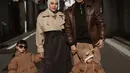 Sebagai pasangan baru, Ibrahim Risyad dan Salshabila Adriani tampil serasi dengan long coat berwarna soft cream saat menghadiri pesta kembang api di luar negeri. [@shalsabilladr].