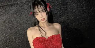 Jennie tampil serba merah dengan atasan berbentuk hati off shoulder. Atasan tersebut dari brand Aniye Record seharga Rp4,6 jutaan. (@jennierubyjane)