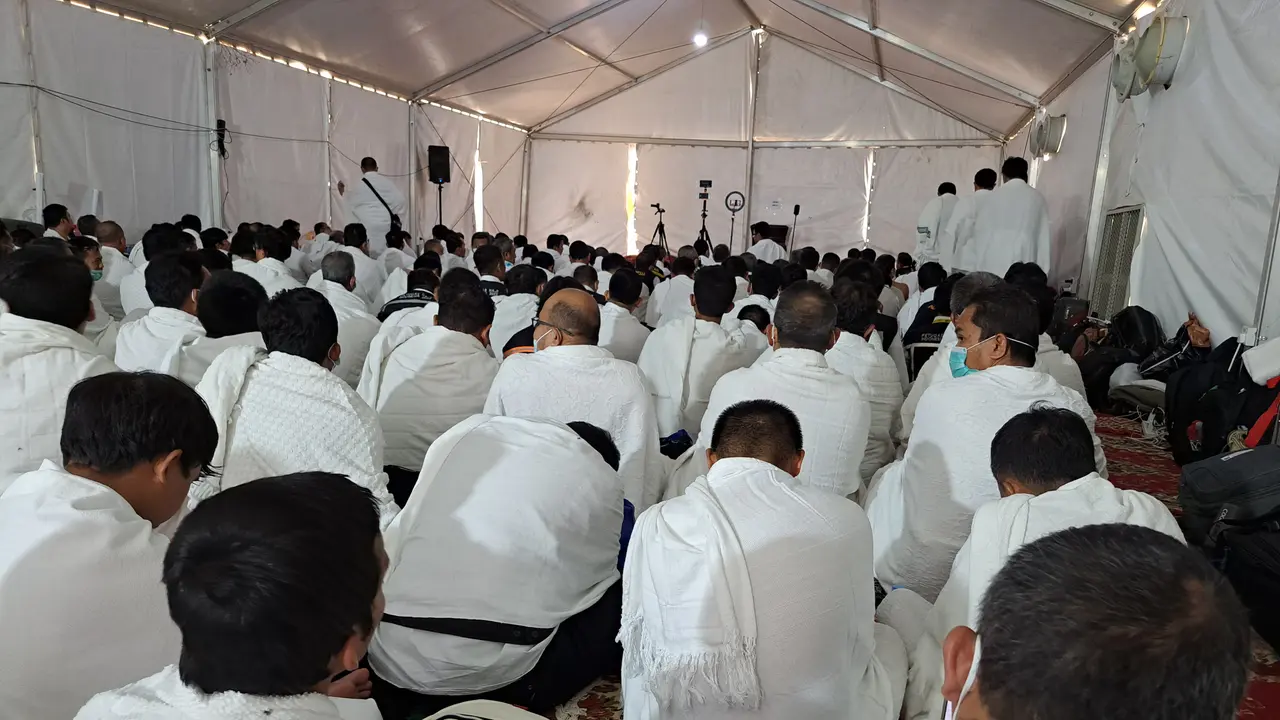 Para jemaah calon haji asal Indonesia mendengarkan khotbah wukuf di dalam tenda di Arafah, Jumat (8/7/2022). (Liputan6.com/Mevi Linawati)