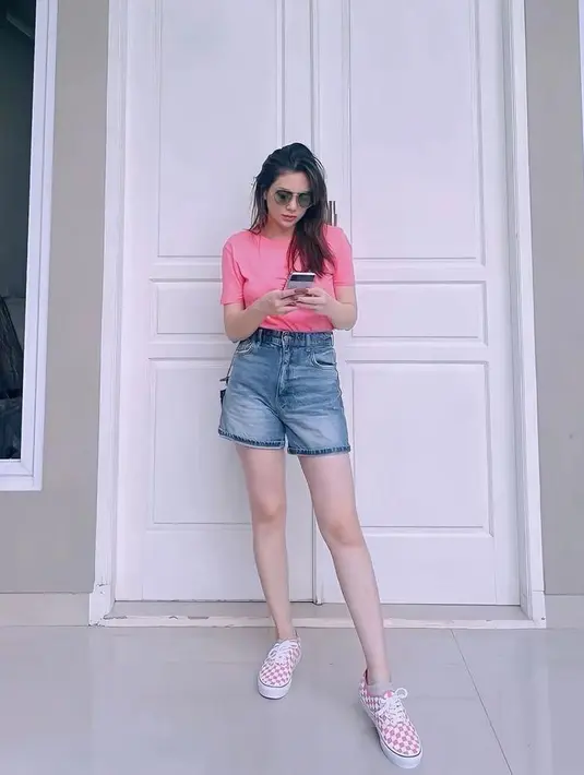 Aktris 30 tahun ini kini tampil simpel dengan casual outfit. Ia memadukan kaus dan denim short pants. @celine_evangelista.