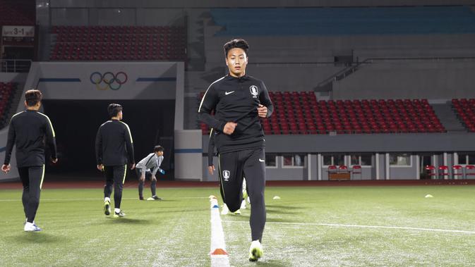 Para pemain Korea Selatan bersiap mengikuti latihan tim Stadion Kim Il Sung di Pyongyang (14/10/2019). Korea Selatan akan bertanding melawan Korea Utara pada grup H kualifikasi Piala Dunia 2022. (Korea Football Association/AFP)
