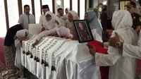 Kesedihan keluarga Dodi Junaedi saat tiba di Masjid Baitul Adli, kompeks Kejaksaan Agung, tempat almarhum korban Lion Air jatuh disemayamkan, Senin (5/11/2018). (Liputan6.com/Ady Anugrahadi)