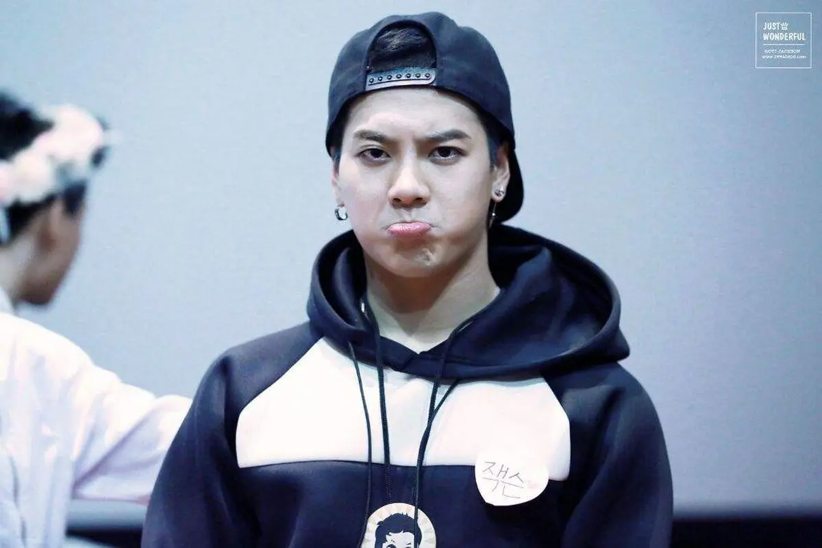 Jackson GOT7 dalam kondisi kurang sehat saat bertemu dengan penggemarnya, Sabtu (11/3/2017) lalu. (Foto: Amino)