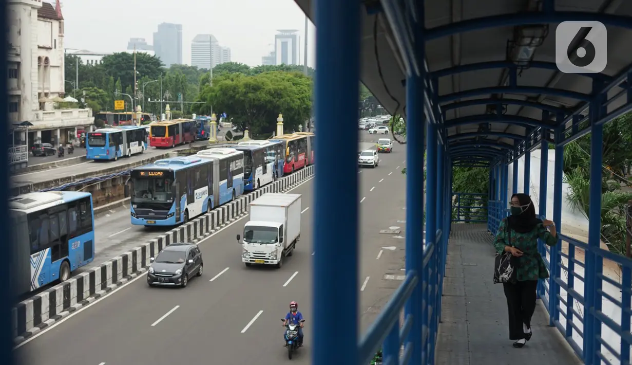 Bus Transjakarta antre saat melintasi Shelter Harmoni, Jakarta, Kamis (5/11/2020). PT Transportasi Jakarta (Transjakarta) menargetkan di tahun 2030 seluruh armada merupakan bus listrik. Diharapkan total bus listrik mencapai 12.120 unit diakhir tahun 2030. (Liputan6.com/Immanuel Antonius)