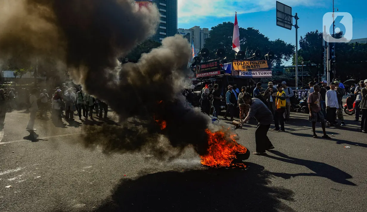 Massa membakar sejumlah ban, banner hingga sampah di sekitaran bundaran. (merdeka.com/Arie Basuki)
