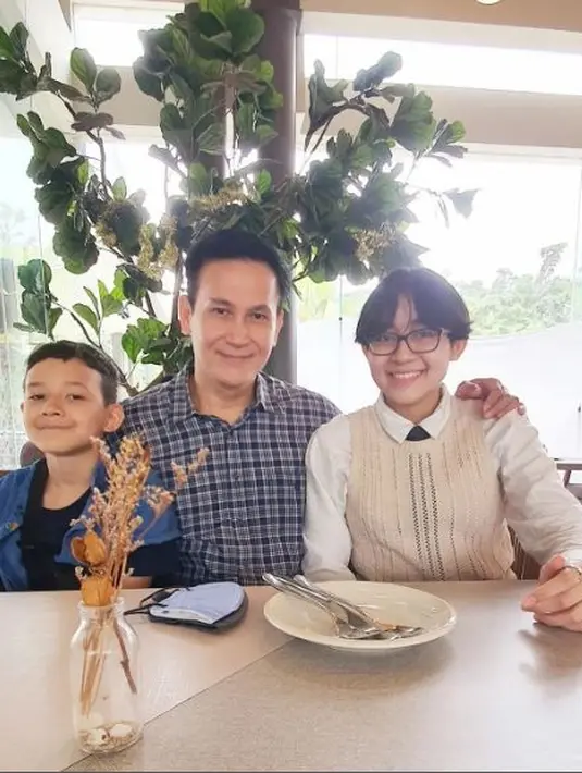 <p>Marcelino Lefrandt bersama anak-anaknya, Brinette dan Jarvis. (Sumber: Instagram/marcelinolefrandt)</p>