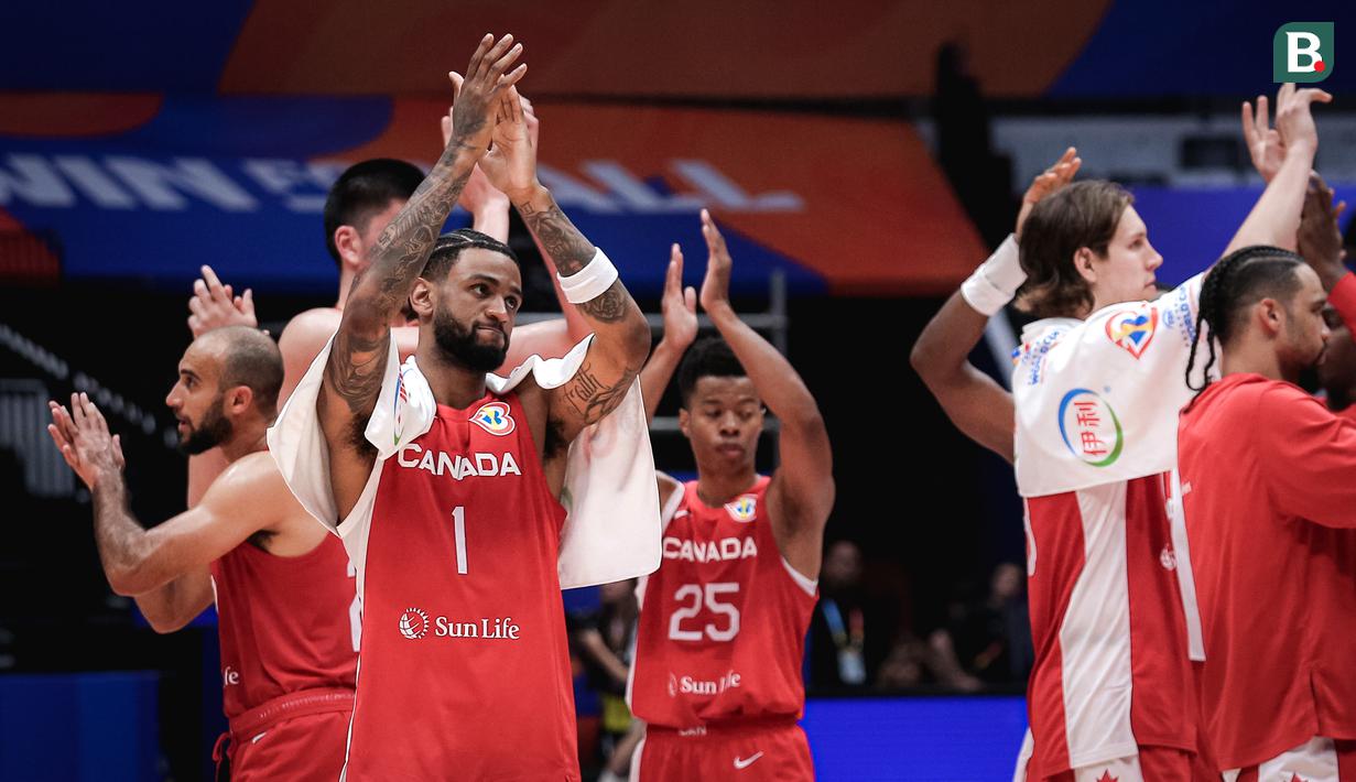 <p>Pebasket Kanada, Nickeil Alexander-Walker dkk memberikan aplaus kepada penonton setelah menang atas Lebanon pada laga kedua Grup H Piala Dunia FIBA 2023 di Indonesia Arena, Senayan, Jakarta, Minggu (27/08/2023). (Bola.com/Bagaskara Lazuardi)</p>