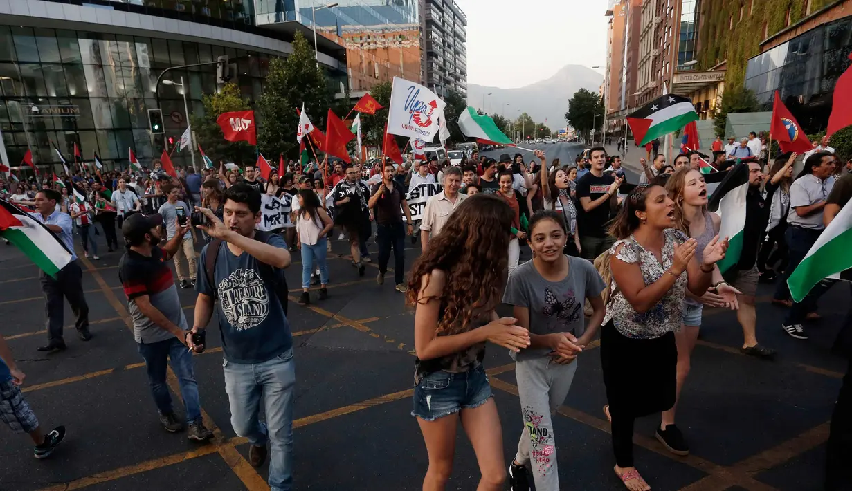 Suasana unjuk rasa warga Palestina memprotes kebijakan Presiden AS, Donald Trump soal Yerusalem sebagai ibu kota Israel di luar Kedubes AS di Santiago, Chile, (11/12). (AP Photo / Luis Hidalgo)