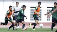 Pemain Timnas Indonesia, Febri Hariyadi, saat mengikuti sesi latihan di Stadion Wibawa Mukti, Jawa Barat, Minggu (4/11). Latihan ini merupakan persiapan jelang Piala AFF 2018. (Bola.com/M Iqbal Ichsan)