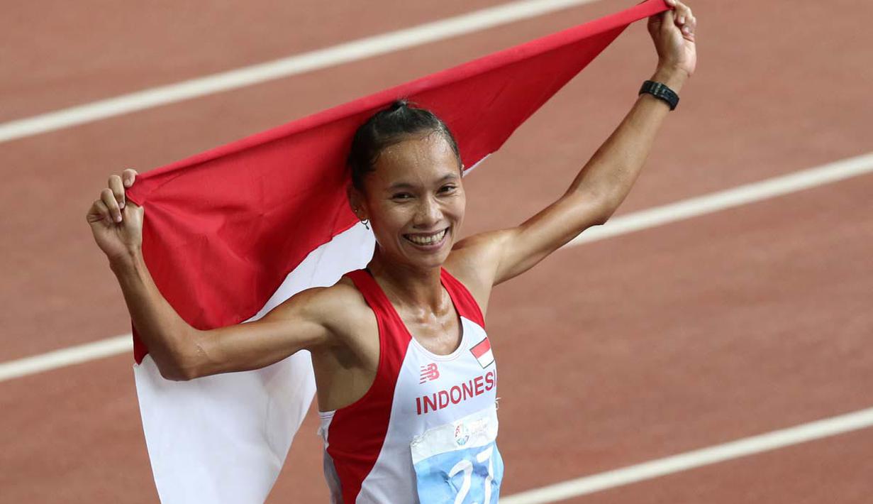 Ekspresi Rini Budiarti setelah meraih emas nomor lari halang rintang 3.000m SEA Games 2015 yang merupakan emas ketiganya setelah SEA Games 2011 dan SEA Games 2013. (Bola.com/Arief Bagus)