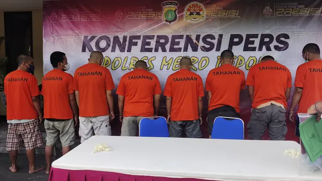 Sejumlah tahanan pelaku pengeroyokan tahanan kasus pemerkosaan anak kandung. (Liputan6.com/Dicky Prihanto)