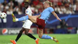 Erling Haaland kini tercatat sebagai pemain Manchester City pertama yang mampu mencetak gol pada laga debutnya di segala ajang. Sebelum menorehkan catatan tersebut di Liga Champions, Haaland telah melakukannya saat melawan West Ham di Liga Inggris. (AFP/Thomas Coex)