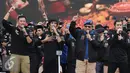 Mantan presiden RI, Susilo Bambang Yudhoyono bernyanyi bersama penyanyi Virzha dan AHY saat Kampanye Akbar Satukan Jakarta di kawasan Kuningan, Jakarta, Sabtu (11/02). (Liputan6.com/Herman Zakharia)