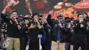Mantan presiden RI, Susilo Bambang Yudhoyono bernyanyi bersama penyanyi Virzha dan AHY saat Kampanye Akbar Satukan Jakarta di kawasan Kuningan, Jakarta, Sabtu (11/02). (Liputan6.com/Herman Zakharia)