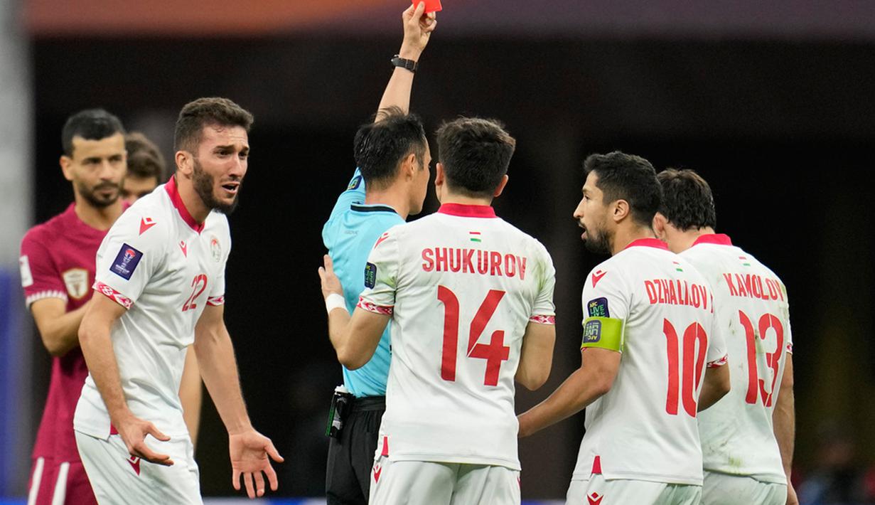 Qatar punya kesempatan menambah gol setelah Tajikistan bermain dengan 10 orang usai Amadoni Kamolov dikartu merah pada menit ke-81. Akan tetapi tuan rumah tidak bisa memanfaatkan situasi itu dan tetap menang 1-0. (AP Photo/Aijaz Rahi)