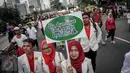 Peserta dari ISMAFARSI memperlihatkan poster saat melakukan longmarch memperingati Hari Apoteker Sedunia di kawasan Car Free Day, Jakarta, Minggu (25/9). Mereka mengajak masyarakat cerdas menggunakan obat, termasuk DaGuSiBu. (Liputan6.com/Faizal Fanani)