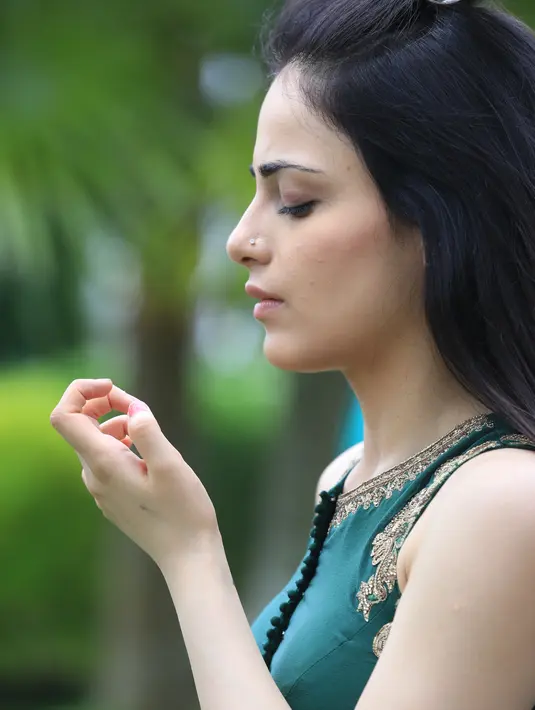 "Itu adalah bagian terbaik dan bagian yang paling menyenangkan. Karena di saat saya merasakan homesick(kangen rumah) saya sangat memikirkan bisa berulang tahun di India, tapi tiba-tiba mereka merayakan ultah saya," ucapnya. (Adrian Putra/Bintang.com)