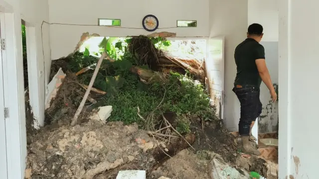 Material longsor di Pekanbaru yang menembus tembok dan masuk ke rumah warga.