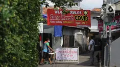 Warga beraktivitas saat penerapan mikro lockdown di zona merah COVID-19 RT 006 RW 01, Gandaria Selatan, Cilandak, Jakarta, Selasa (22/6/2021). Pemerintah Provinsi DKI Jakarta menerapkan mikro lockdown di kampung tersebut lantaran adanya 17 warga yang positif Covid-19. (Liputan6.com/Herman Zakharia)