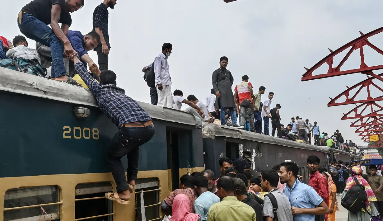 Berkumpul dengan keluarga dan makan bersama meruapakan tradisi turun temurun Idul Adha di negara ini. (MUNIR UZ ZAMAN / AFP)