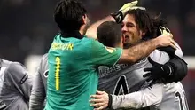 Striker Juventus, Amauri (kanan atas) mendapat selamat dari rekan-rekannya seusai menjebol gawang Ajax di leg pertama 32 besar Europa League di Amsterdam Arena, 18 Februari 2010. Juve unggul 2-1. AFP PHOTO/ ANP/ KOEN VAN WEEL 