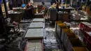 Para pelaku usaha mengaku harus putar  otak melakukan berbagai penyesuaian agar produksi tetap berjalan tanpa menaikkan harga jual secara drastis. Tampak dalam foto, para pekerja membuat tahu di sebuah pabrik, Surabaya, Jawa Timur pada Kamis 5 Februari 2026. (JUNI KRISWANTO/AFP)
