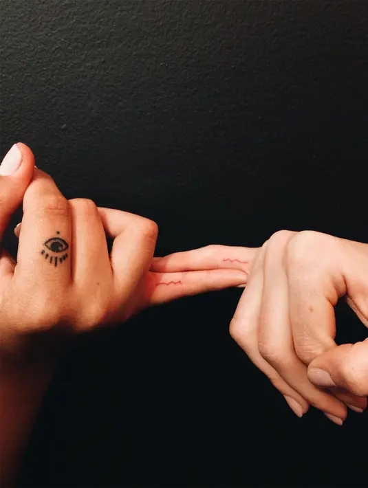 Matching tattoo! Jordyn Woods dan Kylie Jenner membuktikan persahabatan merea dengan tato yang sama! (People)