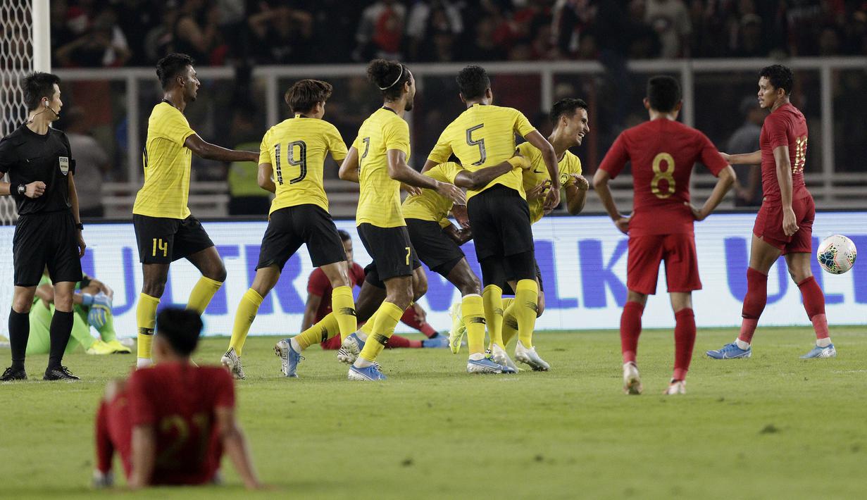 Para pemain Malaysia merayakan gol yang dicetak oleh Mohamadou Sumareh ke gawang Indonesia pada laga kualifikasi Piala Dunia 2022 di SUGBK, Jakarta, Kamis (5/9). Indonesia takluk 2-3 dari Malaysia. (Bola.com/M Iqbal Ichsan)