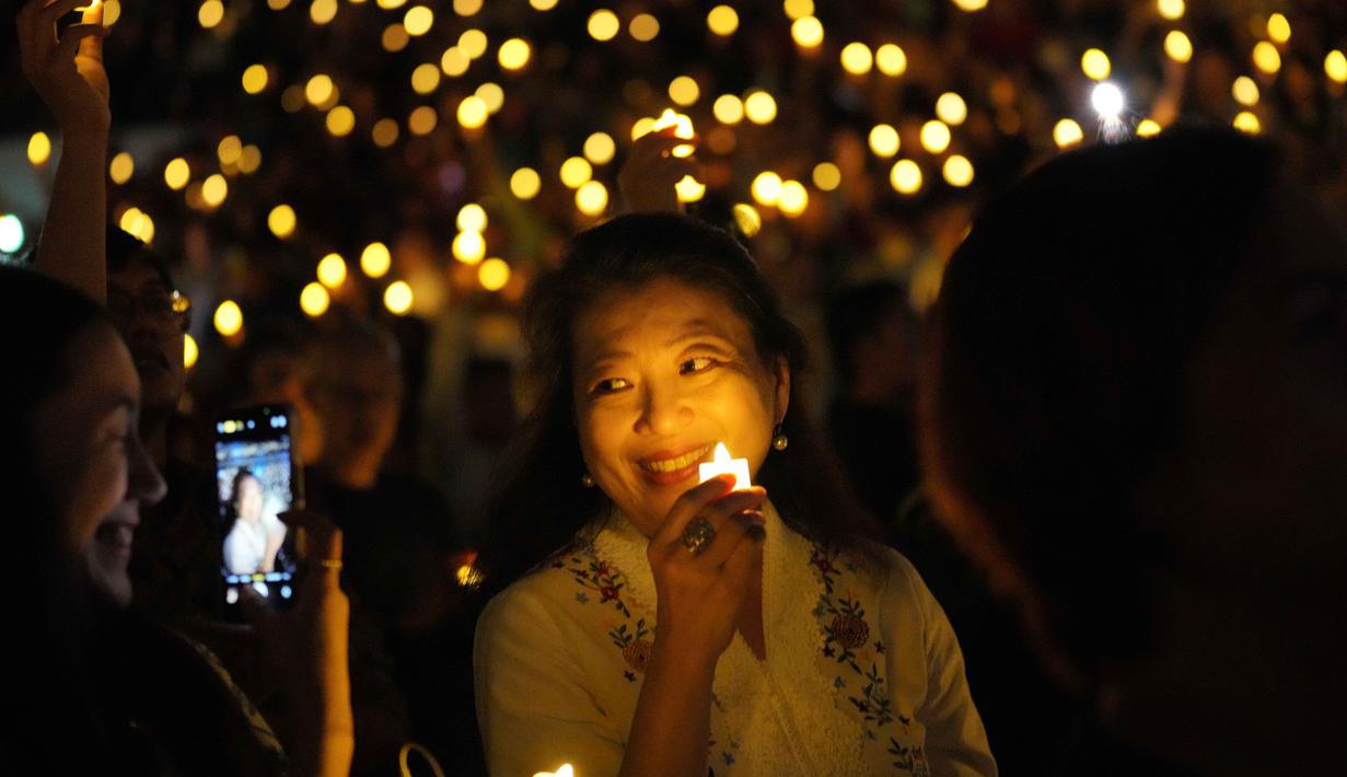 Seorang jemaat memegang lilin elektrik selama ibadah Malam Natal di Indonesia Arena, Kompleks Gelora Bung Karno, Jakarta, Rabu 24 Desember 2025. Ribuan umat Kristiani menghadiri kebaktian Malam Natal yang digelar di Indonesia Arena, Kompleks Gelora Bung Karno (GBK), Senayan, Jakarta. (AP Photo/Tatan Syuflana)