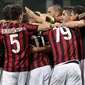 Pemain AC Milan, Mateo Musacchio dan rekan setimnya merayakan gol ke gawang HNK Rijeka dalam laga Grup D Liga Europa di San Siro, Kamis (28/9). Bertindak sebagai tuan rumah, Rossoneri –julukan Milan– sukses meraih kemenangan 3-2. (AP/Luca Bruno)