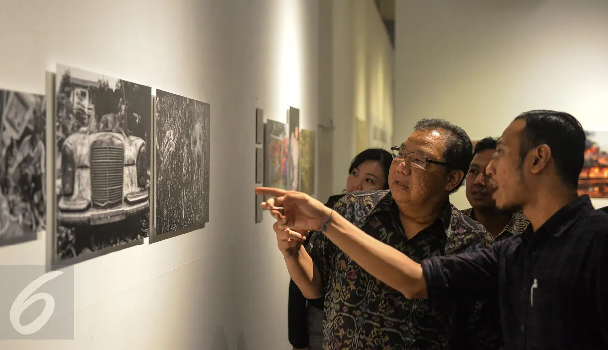 Menteri Koperasi dan UKM, AAGN Puspayoga melihat karya saat pembukaan Anugerah Pewarta Foto Indonesia (APFI) 2017 di Jakarta, Jumat (21/4). Sebanyak 15 karya foto jurnalistik terbaik telah dipilih dari 5.488 karya. (Liputan6.com/Faizal Fanani)