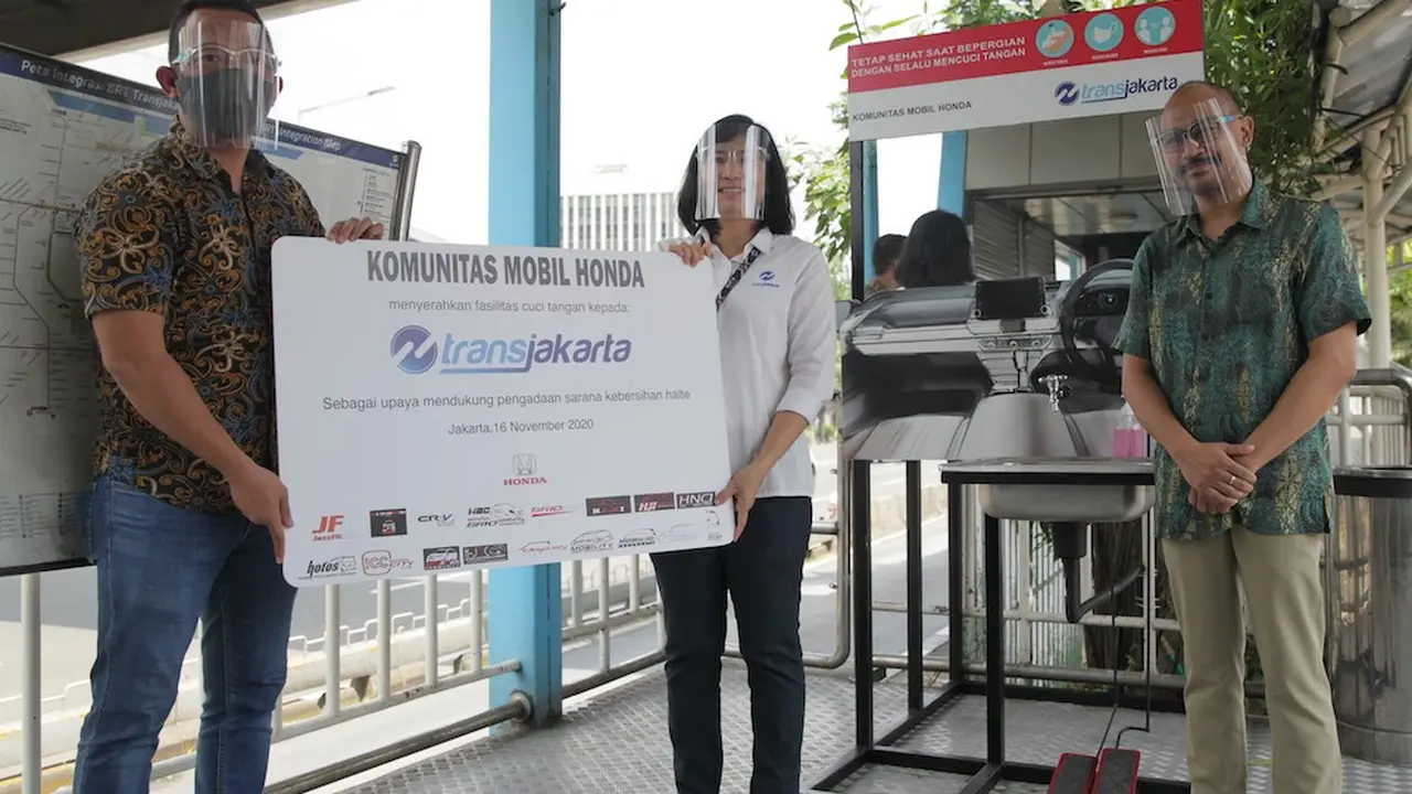 Komunitas Mobil Honda di Indonesia melakukan kegiatan sosial dengan menyumbangkan fasilitas cuci tangan di 5 halte TransJakarta