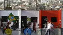 Seorang seniman terlihat sedang membuat lukisan grafiti di salah satu tembok yang ada di Sao Paulo, Brasil, (3/6/2014). (REUTERS/Paulo Whitaker)