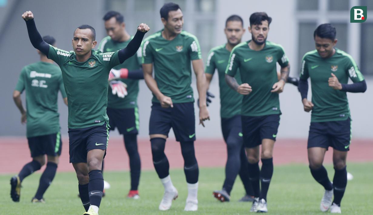 Gelandang Indonesia, Irfan Jaya, melakukan sesi latihan di Stadion Wibawa Mukti, Jawa Barat, Jumat (02/11/2018). Latihan tersebut dalam rangka persiapan jelang laga Piala AFF 2018.  (Bola.com/M Iqbal Ichsan)