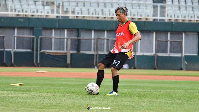 7 Potret Andi Bachtiar, Sutradara Catatan Akhir Sekolah The Series yang Jadi Sorotan