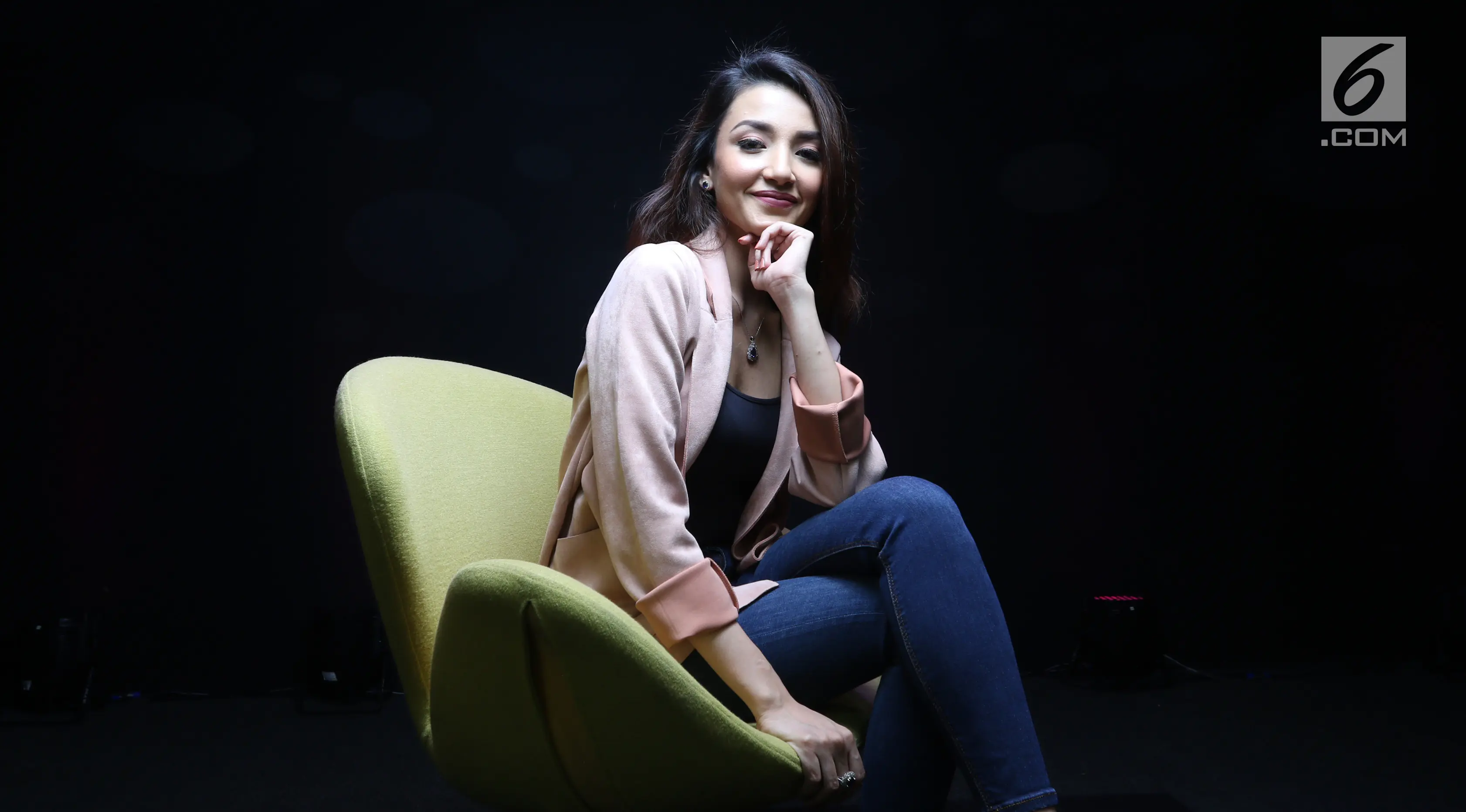 Aktris Tsania Marwa saat menjadi bintang tamu dalam acara Dear Haters di Liputan6.com, SCTV Tower, Jakarta, Senin (28/8). (Liputan6.com/Fatkhur Rozaq)