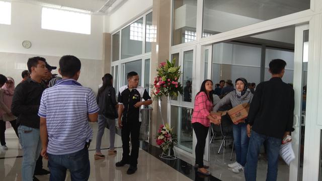 Suasana ketika jenazah pendiri Matahari Hari Darmawan disemayamkan