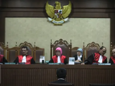 Dirut PT Windhu Tunggal Utama, Abdul Khoir menjalani sidang perdana di Pengadilan Tipikor, Jakarta, Senin (4/4). Abdul Khoir didakwa memberikan suap kepada empat anggota Komisi V DPR dan satu pejabat Kementerian PUPR. (Liputan6.com/Faizal Fanani)