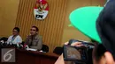 Priharsa Nugraha (kanan) memberikan penjelasan saat jumpa pers di Gedung KPK, Jakarta, Rabu (2/3). Direktorat Gratifikasi KPK menolak pengembalian uang tersebut karena terkait dengan tindak pidana yang sedang ditangani KPK. (Liputan6.com/Helmi Afandi)