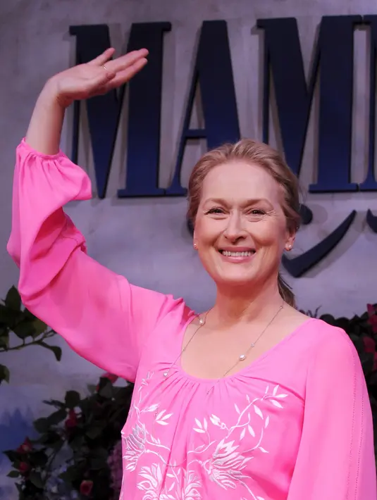 Meryl Streep di tahun 2009 saat promosi film ‘Mamma Mia’ di Tokyo, Jepang. Istri dari Don Gummer ini ternyata rajin merawat kesehatan kulitnya secara alami. (Bintang/EPA)