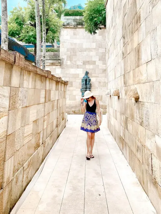 Atau memakai rok batik motif bunga yang dipasangkan dengan atasan netral warna hitam. [Foto: Instagram @yukikt]