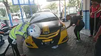 mobil sedan yang terlibat aksi pengejaran saat menerobos razia lalu lintas diamankan di Pos Polisi Barisan Kota Sampang, Kamis (5/9/2019) sore. (Liputan6/Musthofa Aldo)