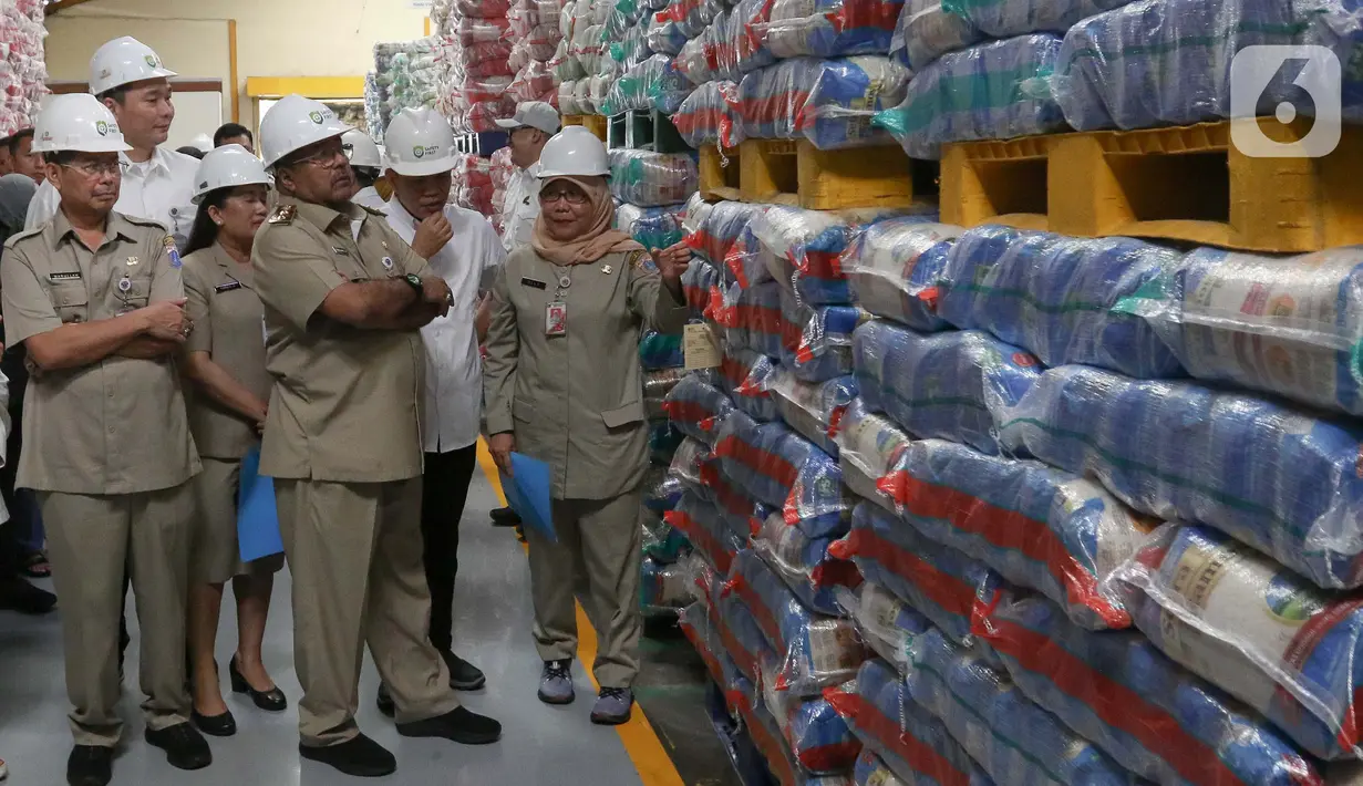Hari ini, Sabtu (22/2/2025), Wakil Gubernur Jakarta Rano Karno meninjau ketersediaan beras di Gudang RPC Food Station Tjipinang Jaya dan kebutuhan pokok di cold storage Perumda Dharma Jaya. (Liputan6.com/Herman Zakharia)