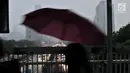 Pejalan kaki menggunakan payung saat hujan deras mengguyur kawasan Gatot Soebroto, Jakarta, Senin (11/2). Badan Meteorologi, Klimatologi, dan Geofisika (BMKG) memprediksi puncak musim hujan terjadi hingga Februari 2019. (Merdeka.com/Iqbal Nugroho)