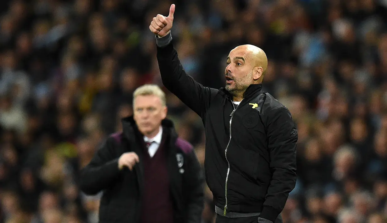 Pelatih Manchester City, Pep Guardiola, memberikan instruksi kepada anak asuhnya saat melawan West Ham pada laga Premier League di Stadion Etihad, Manchester, Minggu (3/11/2017). City menang 2-1 atas West ham. (AFP/Oli Scarff)